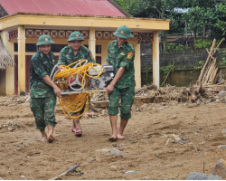 Thầy cô, chiến sĩ đội mưa dọn bùn đất chuẩn bị cho ngày khai giảng