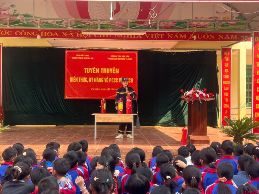 Tuyên truyền kiến thức, kỹ năng phòng cháy chữa cháy và cứu nạn cứu hộ tại Trường PTDTBT THCS Pu Nhi
