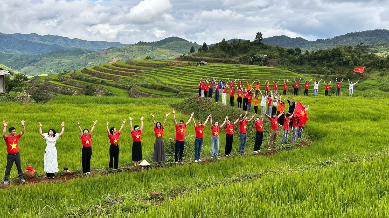 Con đường cờ tổ quốc xã Pu Nhi