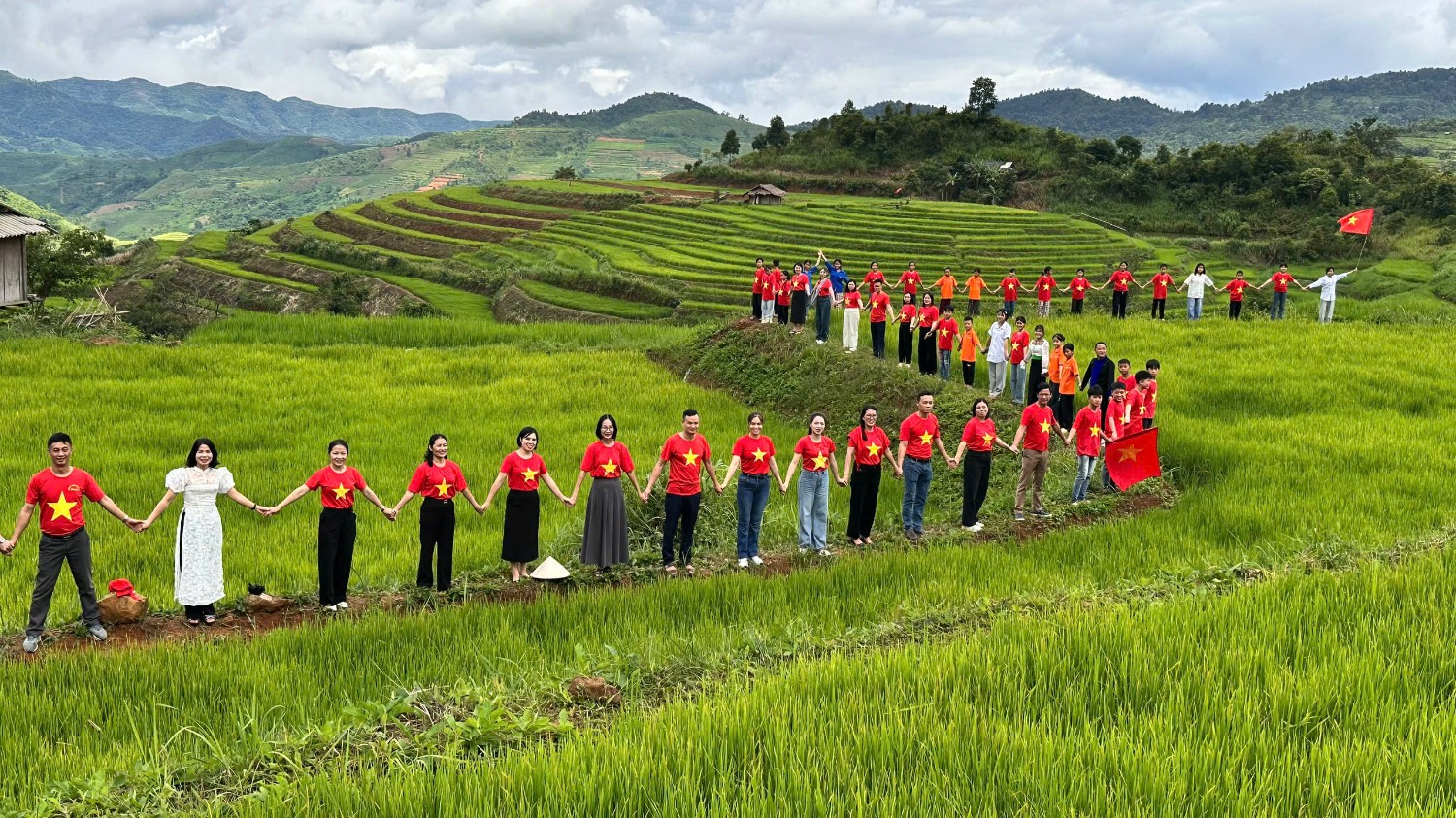 Con đường cờ tổ quốc xã Pu Nhi