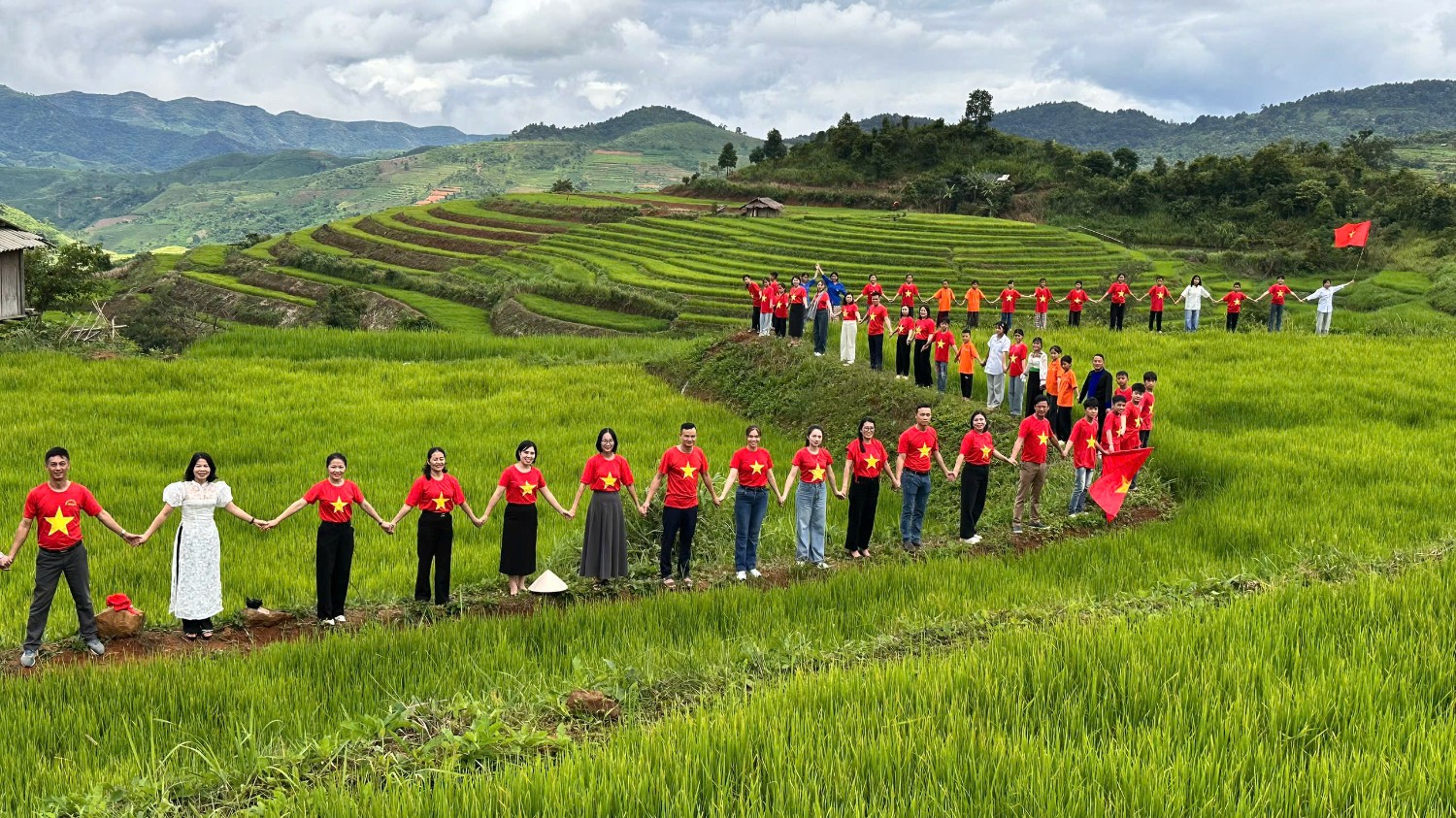 Con đường cờ tổ quốc xã Pu Nhi