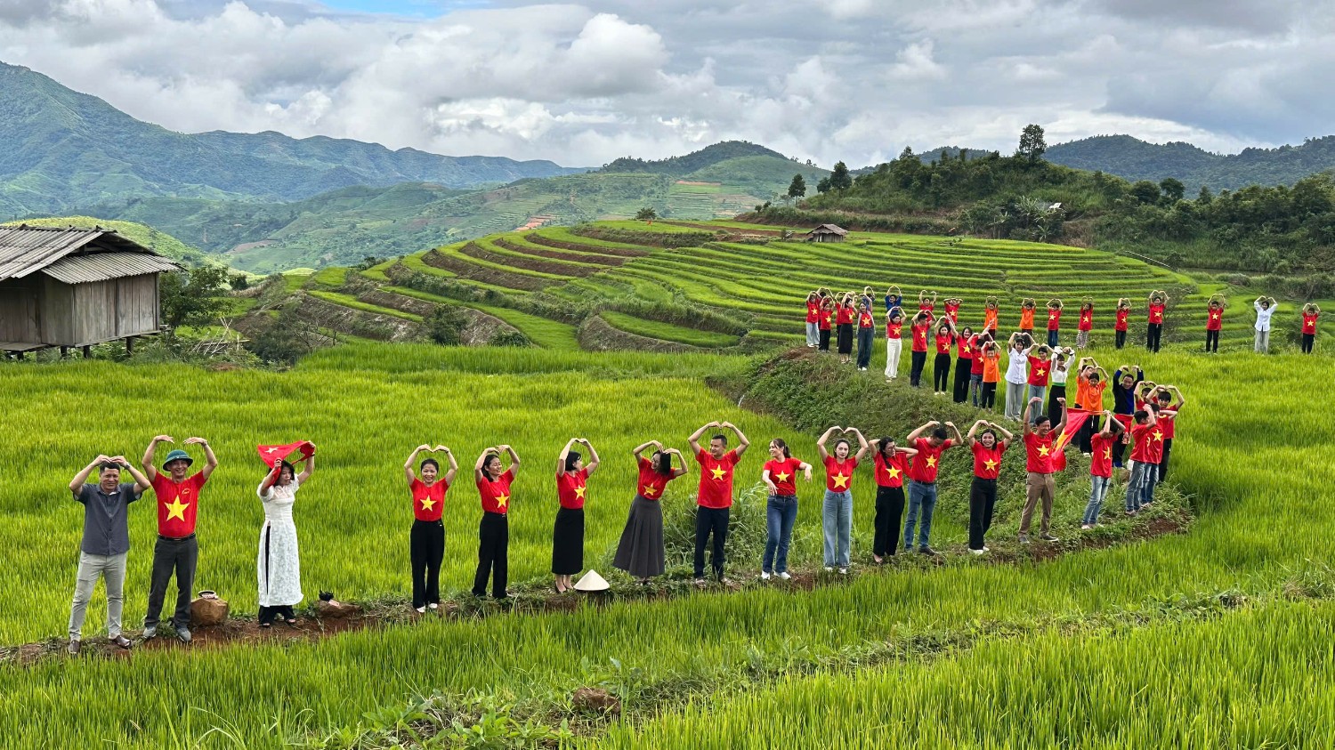 Con đường cờ tổ quốc xã Pu Nhi