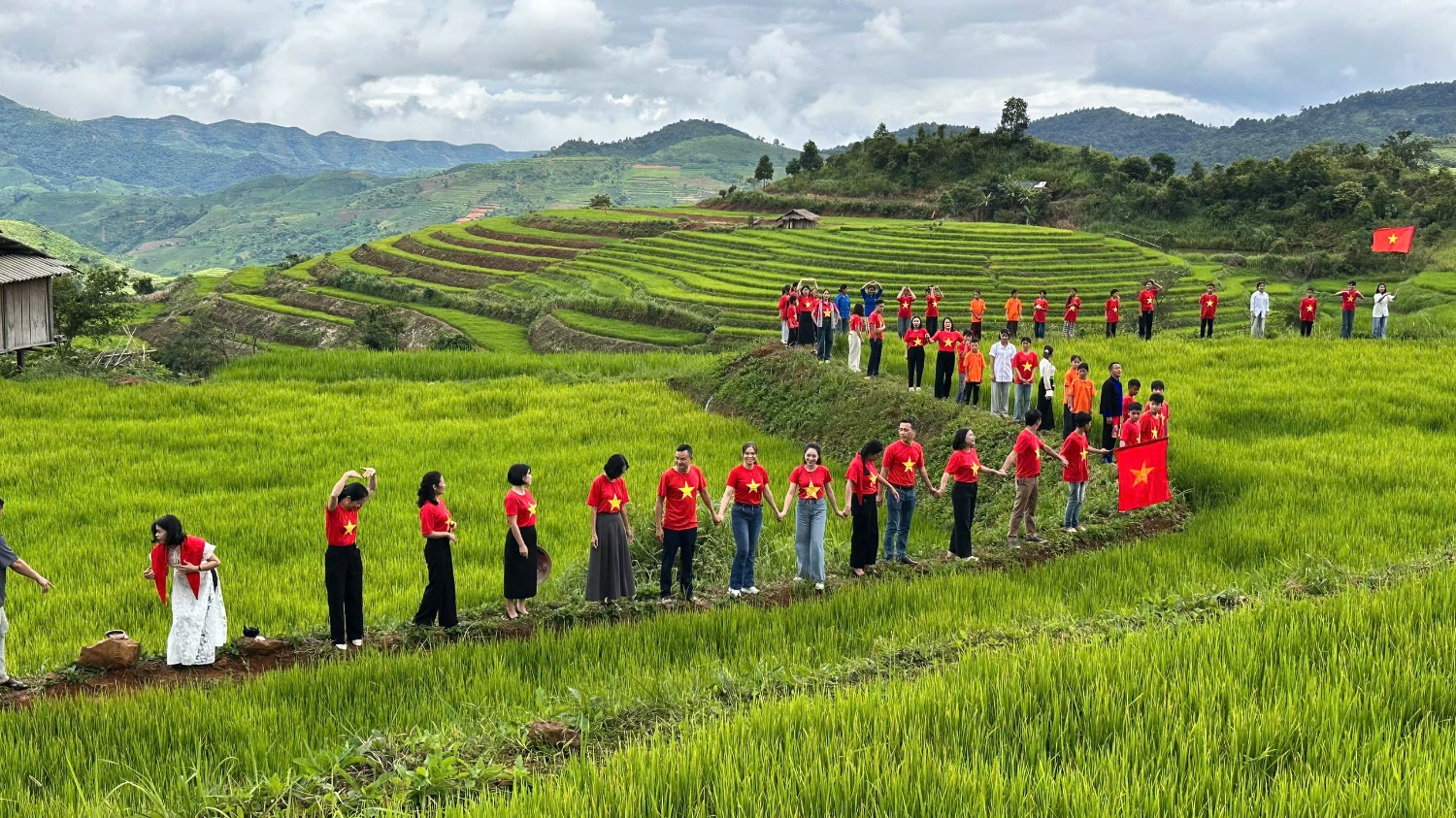 Con đường cờ tổ quốc xã Pu Nhi