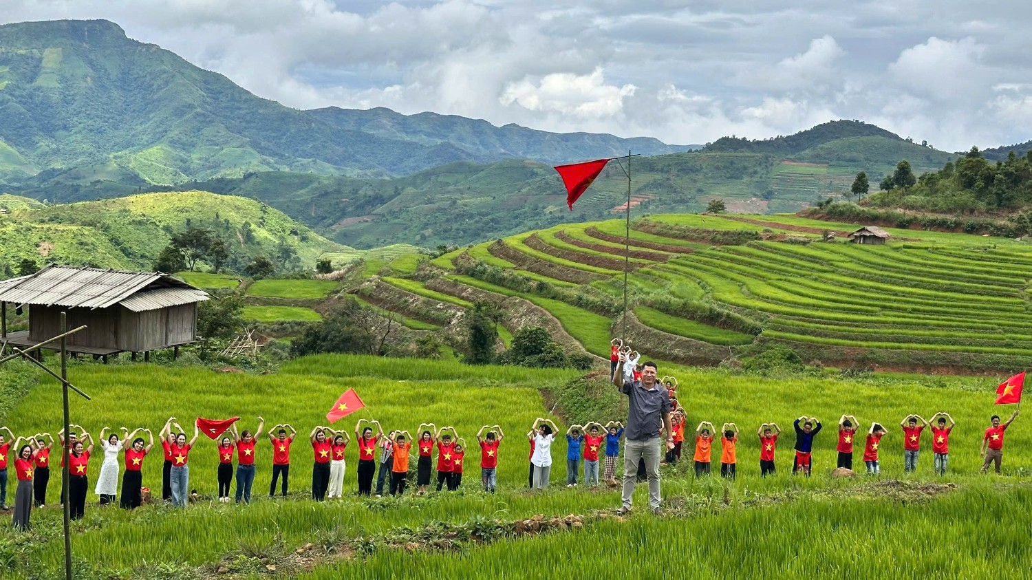 Con đường cờ tổ quốc xã Pu Nhi