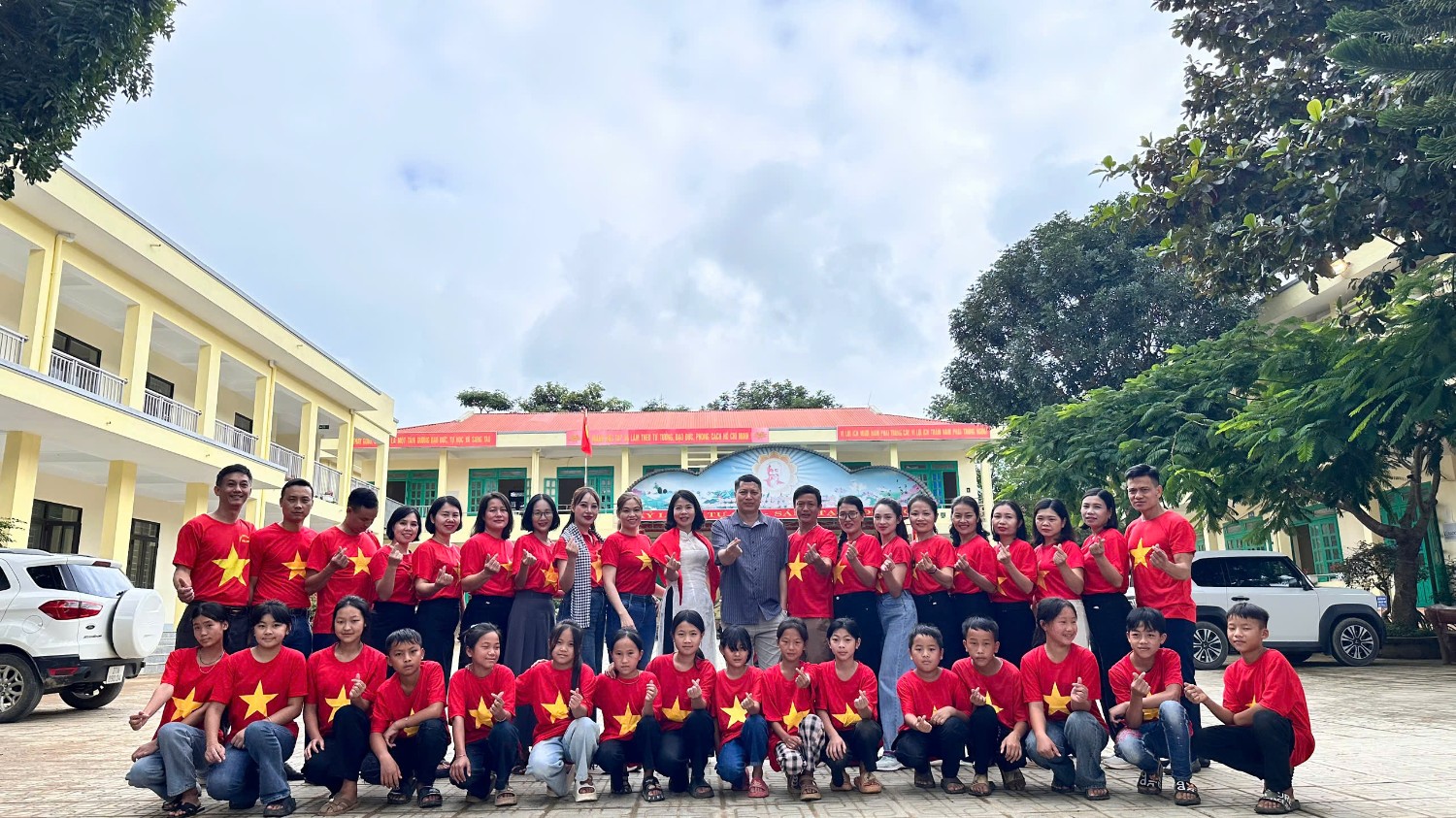 Con đường cờ tổ quốc xã Pu Nhi