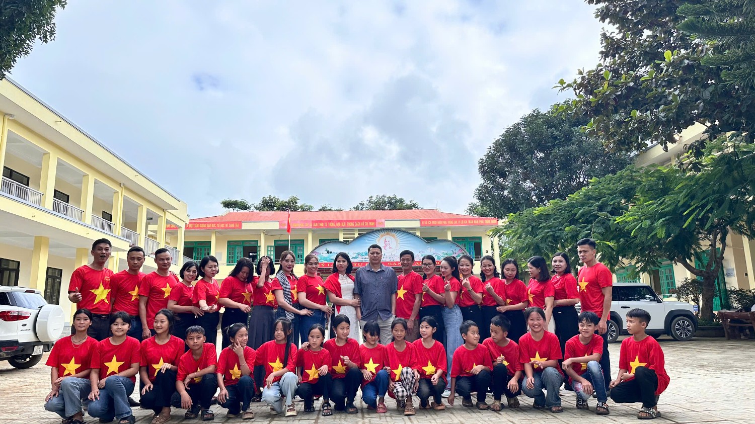 Con đường cờ tổ quốc xã Pu Nhi